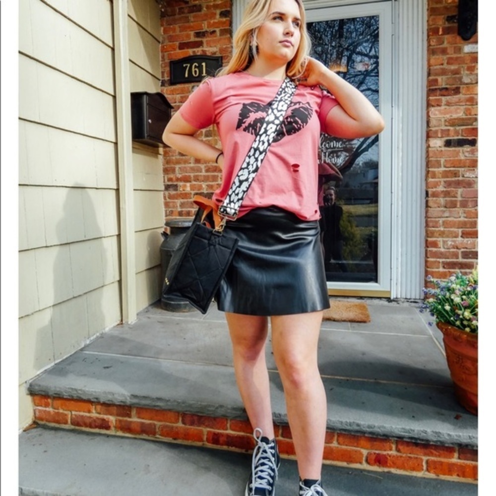 DISTRESSED‎ LIPS TEE SHIRT - Picture 3 of 3